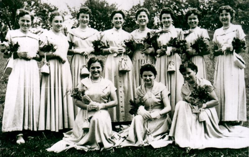 Die Festdamen (stehend v. l.): Lieselotte Wolf, Anni Pfuhl, Waltraud Englert, Christel Kullmann, Else Wolf, Wilma Englert, Margot Englert, Maria Rachor; kniend: Irmgard Gies, Anneliese Eggen, Elisabeth Oberle
